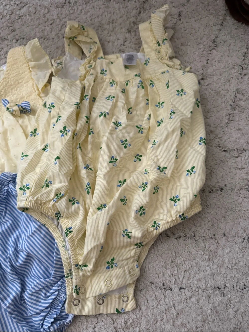 Baby girl bundle 18M. 3 rompers and a two piece set.